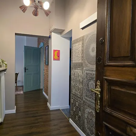 Charming Ground Floor - Center アパート