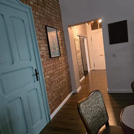 Charming Ground Floor - Center アパート