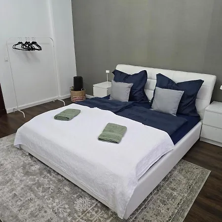 Charming Ground Floor - Center アパート